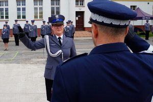 Policjantka odbierająca akt mianowania od nadinsp. Tomasza Klimka