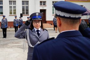 Policjantka odbierająca akt mianowania od nadinsp. Tomasza Klimka