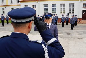 Policjantka odbierająca akt mianowania od nadinsp. Tomasza Klimka