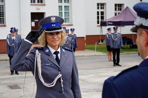 Policjantka odbierająca akt mianowania od nadinsp. Tomasza Klimka