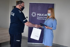 Komendant Powiatowy Policji w Bartoszycach wręcza upominek dzielnej 41-latce