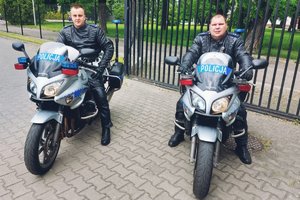 asp. Janusz Kodzis i sierż. Jacek Kaczmarczyk siedzący na motocyklach
