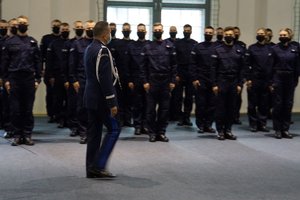 Komendant Wojewódzki Policji w Olsztynie podczas przeglądu pododdziału