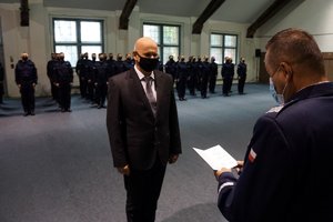 Komendant Wojewódzki Policji w Olsztynie wręcza byłemu policjantowi OPP w Olsztynie honorową odznakę
