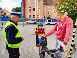 Policjant podczas kontroli drogowej rowerzysty w Węgorzewie