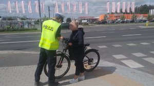 Policjant podczas kontroli drogowej rowerzysty w Olsztynie