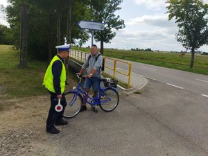 Policjant podczas kontroli drogowej rowerzysty w Kętrzynie