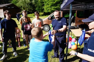 Policjanci i pracownicy KWP w Olsztynie podczas pikniku, gier i zabaw z dziećmi