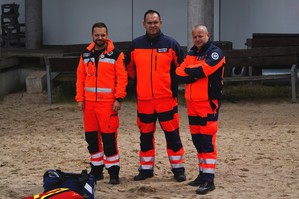 trzej policyjni ratownicy medyczni w ubraniu służbowym