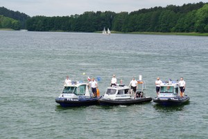 Policyjne łódki z wodniakami na wodzie