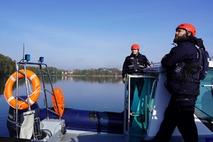 Policjanci podczas szkolenia stojący na pokładzie łodzi