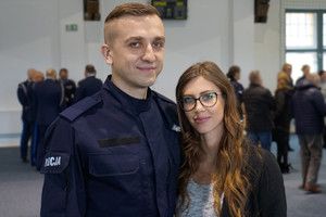 Ślubujący policjant z partnerką