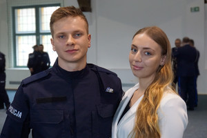 Ślubujący policjant z partnerką