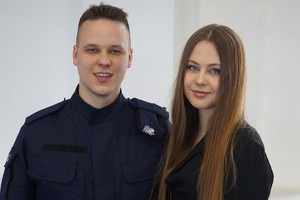 Ślubujący policjant z partnerką