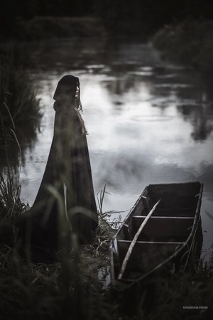 Kobieta na brzegu jeziora