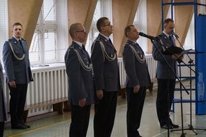 Na zdjęciu czwórka mężczyzna w policyjnych mundurach, po środku pierwszy Zastępca Komendanta Wojewódzkiego Policji w Katowicach insp. Roman Rabsztyn.