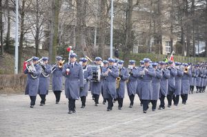 zdjęcie przedstawia maszerującą Orkiestrę Komendy Wojewódzkiej Policji w Katowicach