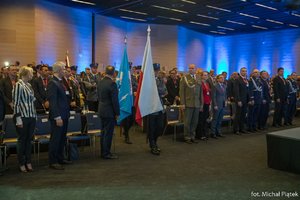 Otwarcie Konferencji - wprowadzenie flagi rzeczypospolitej Polskiej, flagi Interpolu oraz sztandaru Śląskiej Policji przez policjantów do sali w centrum kongresowym