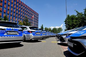 Przekazanie nowych radiowozów, które zasilą flotę śląskiej policji, w tle KWP w Katowicach.