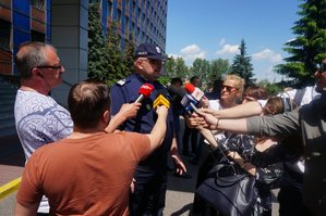 Komendant Wojewódzki Policji w Katowicach nadinsp. Krzysztof Justyński udziela wywiadu.