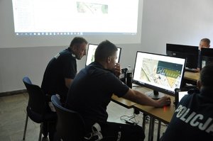 W ramach nowatorskegpo w skali kraju projekt „Cyfrowe Obserwatorium Bezpieczeństwa województwa śląskiego – śląska policja bliżej społeczeństwa”, policjanci uczą się obsługi nowego sprzętu.