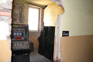 Przeszukiwane pomieszczenie, widoczne elementy automatów do gier