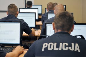 Policjanci przed monitorami komputerów podczas konkurencji polegającej na rozwiązywaniu testu wiedzy