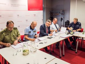 Mundurowi siedzą przy stole podczas spotkania w Katowicach podsumowującego działanie placówki czesko-polskiej w Chotěbuz