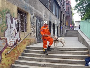 na zdjęciu przedstawiciel specjalistycznej grupy poszukiwawczo-ratowniczej z Jastrzębia-Zdroju wraz z psem
