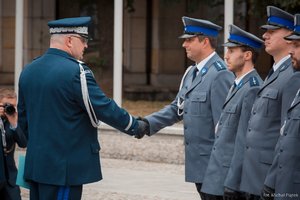 Komendant Wojewódzki Policji w Katowicach nadinsp. dr Krzysztof Justyński gratuluje wyróżnionemu policjantowi