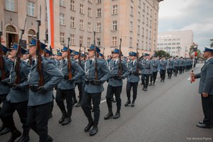 Kompania Honorowa Oddziału Prewencji Policji w Katowicach podczas pokazu musztry kończącego oficjalną część Wojewódzkich Obchodów Święta Policji w Katowicach