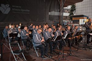 Orkiestra Komendy Wojewódzkiej Policji w Katowicach podczas występu na scenie