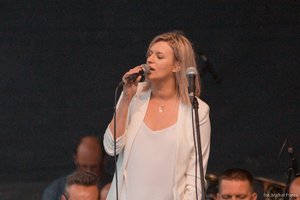 Artystka śpiewająca na scenie