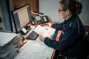 Policjantka przy biurku w trakcie pracy
