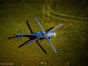zdjęcie z powietrza - śmigłowiec stojący na lądowisku