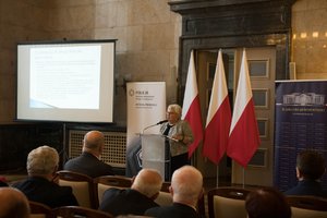 Zdjęcie kolorowe. Na zdjęciu widać uczestników konferencji, oraz prowadzącą wykład poseł na Sejm RP Marię Nowak.