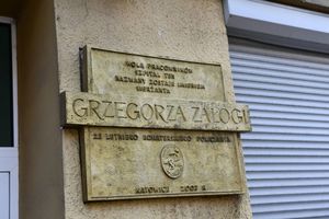 Zdjęcie przedstawiające tablicę pamiątkową poświęconą pamięci Grzegorza Załogi przed wejściem do Polikliniki MSWiA