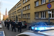 Zdjęcie przedstawia grupę policjantów idących ul. Głowackiego w Katowicach