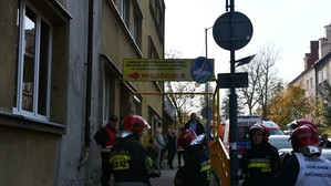 Zdjęcie przedstawiające wejście do Polikliniki MSWiA przed którym stoją uczestnicy ćwiczeń