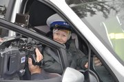 Kubuś w policyjnym radiowozie uśmiechający się do obiektywu kamery TVP3 Katowice
