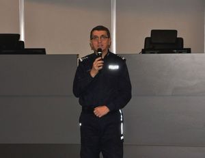Na zdjęciu Pierwszy Zastępca Komendanta Wojewódzkiego Policji w Katowicach podczas przemówienia
