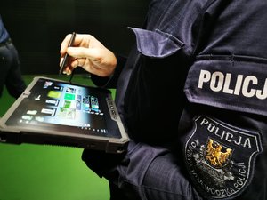 Policjant z tabletem