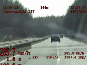 Nagranie przekroczenia prędkości z radiowozu wyposażonego w wideorejestrator - samochód osobowy prędkość 205 km/h.