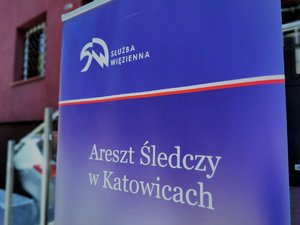 Fragment banneru z logo Aresztu Śledczego w Katowicach.