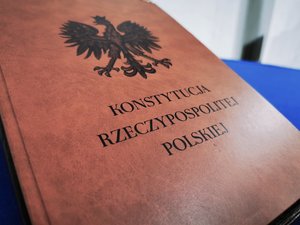 Okładka na dokumenty z orzełkiem i napisem Konstytucja Rzeczypospolitej Polskiej