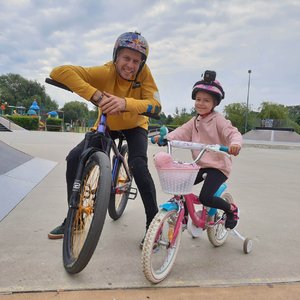 Dawid Godziek z dzieckiem na rowerze