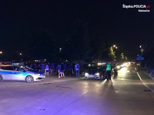Policjanci kontrolują samochody uczestników &quot;imprezy&quot; w Katowicach