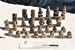 Ręcznie wykonane szachy przez więźniów Ostaszkowa. Znalezione w dole śmierci i zabezpieczone w dniu 3 sierpnia 1995 roku