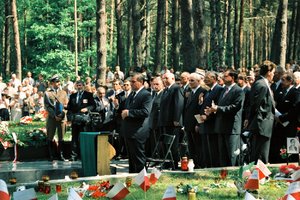 Msza Święta z okazji wmurowania aktu erekcyjnego Polskiego Cmentarza Wojennego w Katyniu z udziałem prezydenta RP Lecha Wałęsy w dniu 4 czerwca 1995 roku