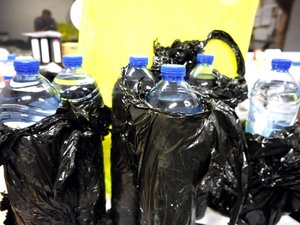 plastikowe butelki wypełnione płynnym narkotykiem
